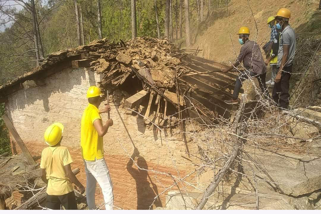 बैतडीमा वन अतिक्रमण गरेर बनेका २७ ओटा घर भत्काइए 